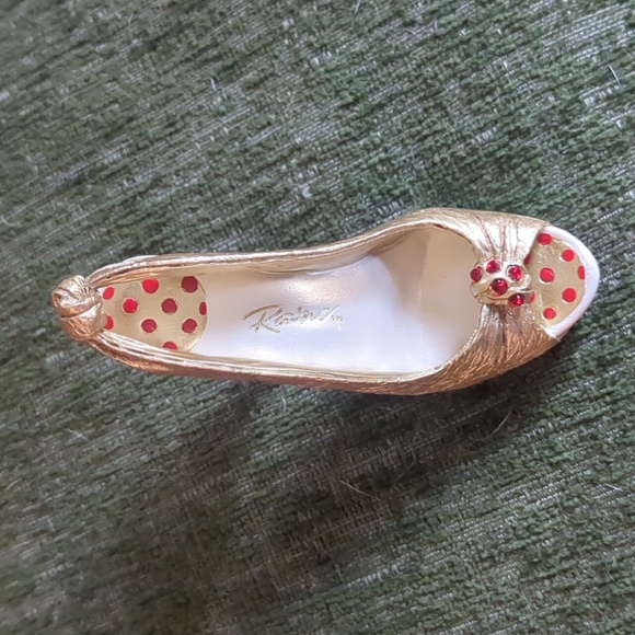 JUST THE RIGHT SHOE* collectibles 3 authentic and 2 NOSTALGIA* pieces. - Picture 3 of 17